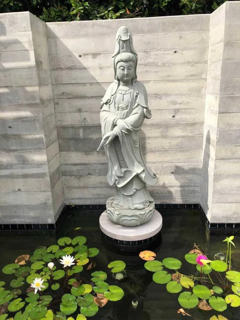 洛杉磯野火肆虐，吳宇森住家平安沒事，院子裡的觀音還完好。（圖／倪有純 提供）