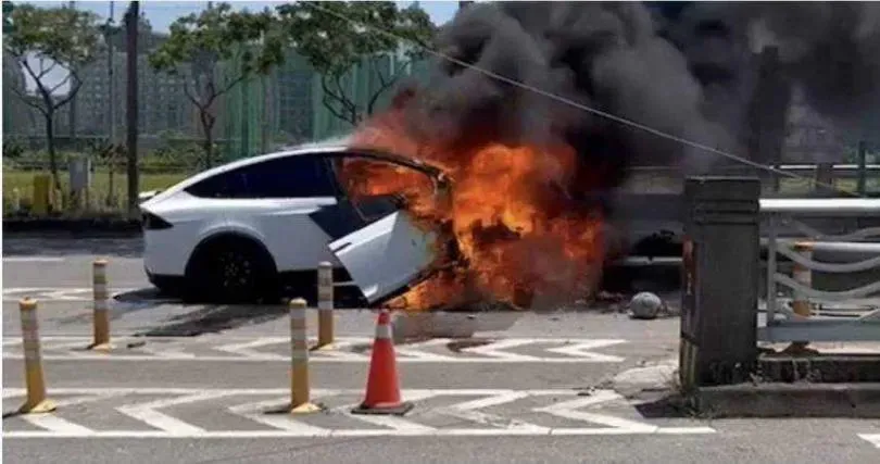 林志穎2022年在桃園駕駛特斯拉自撞導致火燒車。（圖／記者爆料網）