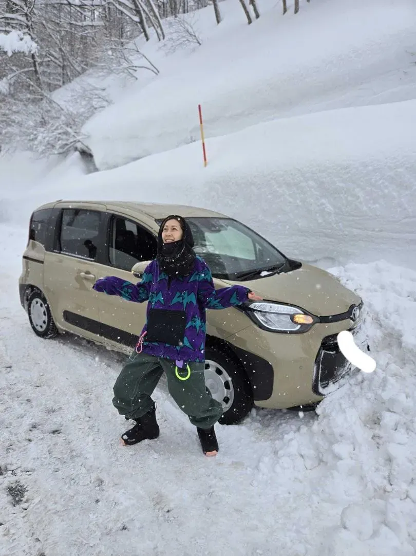 Gigi乘坐老公開的車子撞山壁,幸好人安然無恙。(圖/熱血史丹利大叔應援團臉書)