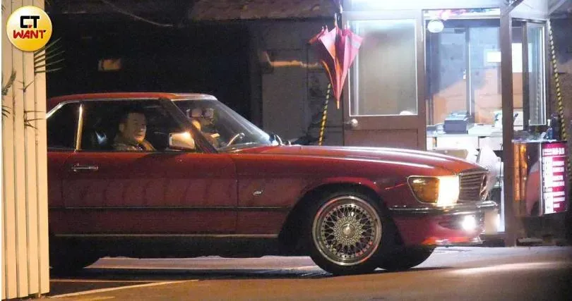 不知是否是孫興喝了酒的關係,由林美貞開車兩人一起返家。(圖/CTWant)