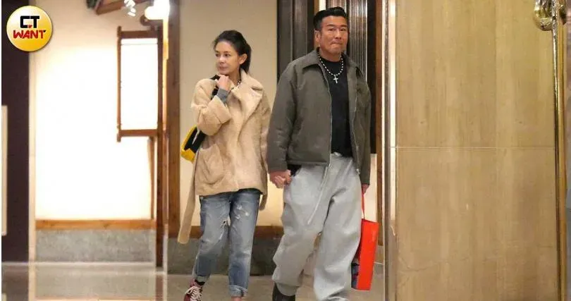 聚餐還未結束,後孫興與林美貞便十指緊扣先離開。(圖/CTWant)