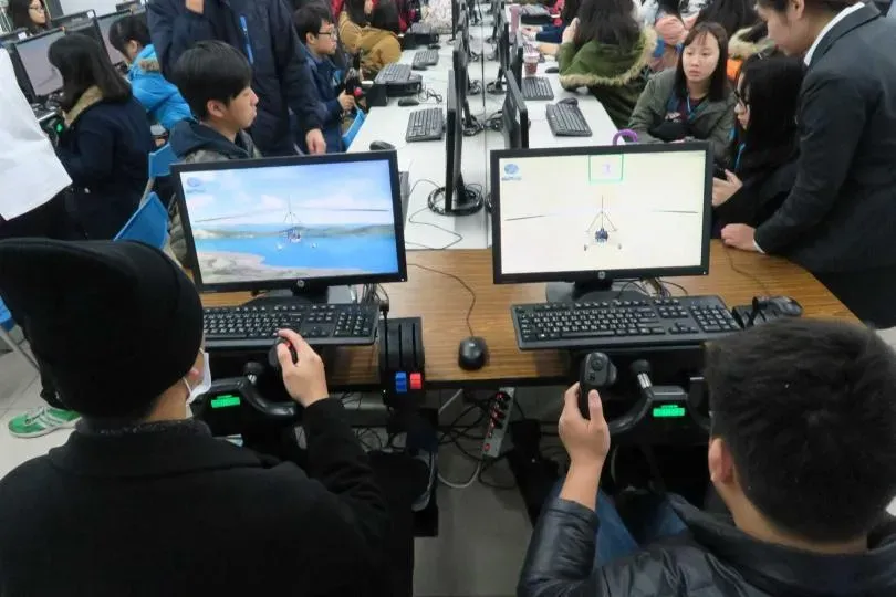 飛行模擬技術是不少學校招生亮點，然而台灣至今沒有「機師」對應科系，專家呼籲高中職生別混淆了。（圖／ctwant／讀者提供）
