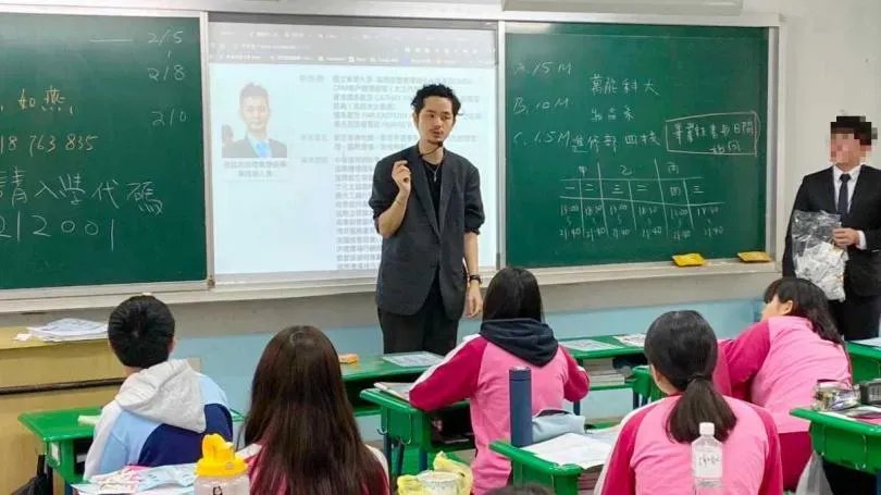 徐誌男曾赴不少高中職招生，最遠還自桃園到台東辦演講，多數活動沒交通與食宿補助，自駕還得負責學生安全，常常累到在蘇花公路打瞌睡，險象環生。（圖／ctwant／讀者提供）