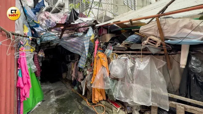泉州街84巷屋頂由垃圾搭建而成,巷弄中還藏著眾多雜物,讓志工感嘆有如台版「九龍城」。(圖/ctwant)