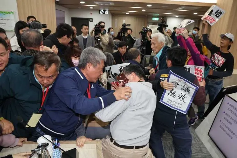基隆協和電廠四接環評大會26日在環境部舉行，支持者與反對團體在中午再度爆發嚴重肢體衝突。（圖/中國時報提供）