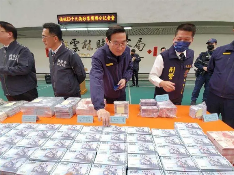 檢警前往808魔術店搜索，扣得印章版偽鈔等物，攔截1億2088萬2000元仿真偽鈔，並盛大風光舉辦破案記者會。（圖／ctwant）