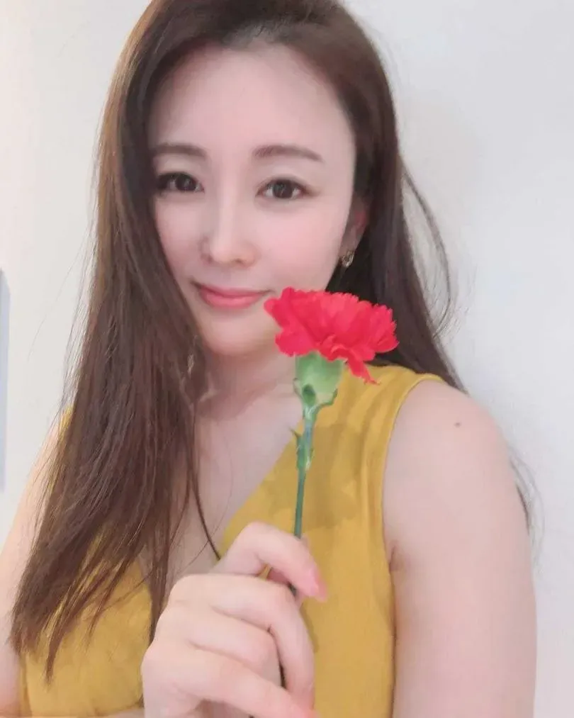 麻衣離婚後復出演藝圈。（圖／翻攝自麻衣IG）