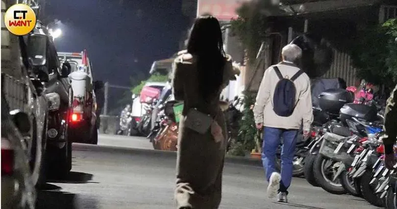 帽子男結束採購行程後也回到林真亦家中。（圖／CTWant）