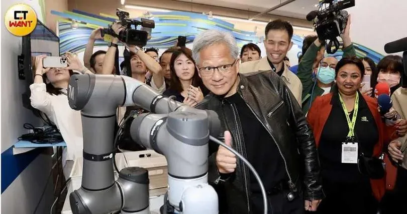 輝達執行長黃仁勳去年在台北國際電腦展上和達明的獨臂機器人合影（圖／CTWANT）
