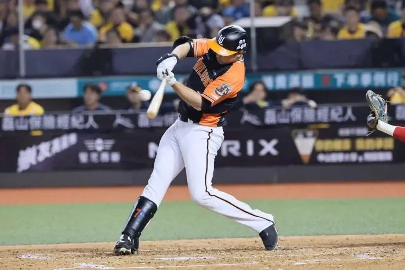 統一獅林安可4局上以右外野安打打進中職本季第1分打點。(圖/統一獅提供)