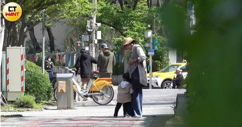 大部分的時間都是彭于晏和高個妹兩人走在前方。（圖／CTWant）