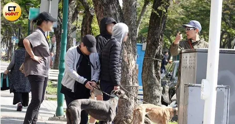 彭于晏與媽媽、姊姊、家中長輩及高個妹等紅綠燈要帶毛孩放風跑步。（圖／CTWant）