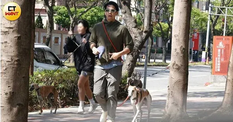 彭于晏邊遛狗邊跑步，高個妹也跟著一起跑。（圖／CTWant）