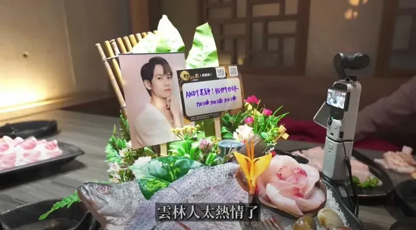 火鍋店招待Andy一家肉盤。（圖／翻攝自Andy YouTube）