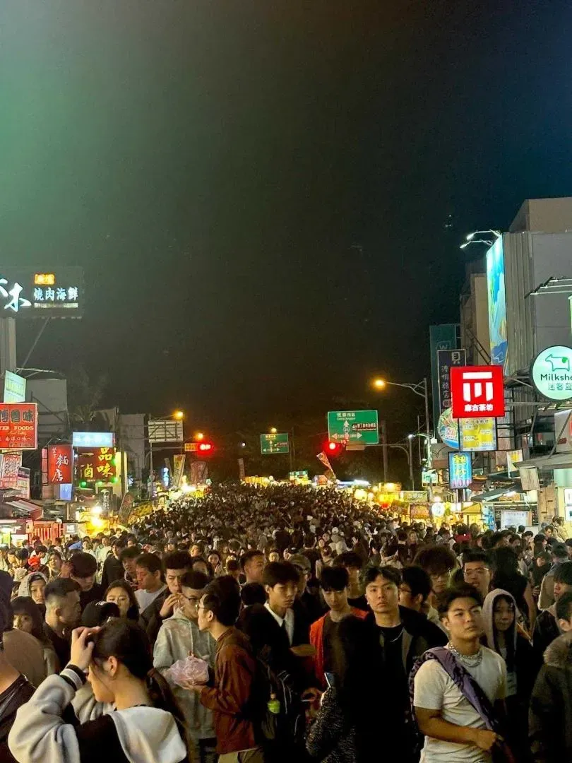 有網友拍下墾丁大街壯觀又恐怖的人潮景象。(圖/Threads/@an.inelle)