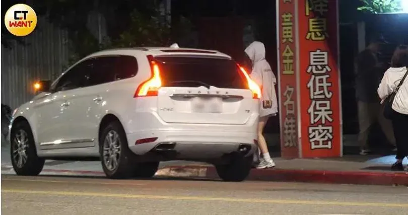 2月28日晚間，林輝瑝開車前往畇二所在的練舞室，沒多久畇二上車坐上駕駛座。（圖／CTWANT）