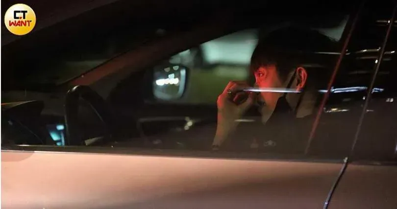 林輝瑝開車時一度拉下口罩摸了幾下鼻子。（圖／CTWANT）