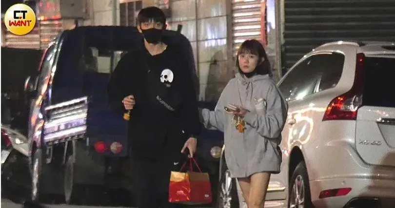 畇二邊走邊勾住林輝瑝的手臂，隨後進入一間公寓，似乎是要拜訪朋友。（圖／CTWANT）