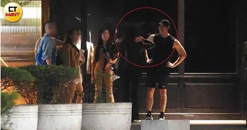 包含周予天和柯詠云在內的男男女女3對共6人,結束用餐後仍意猶未盡地在餐廳門口聊天。(圖/CTWant)