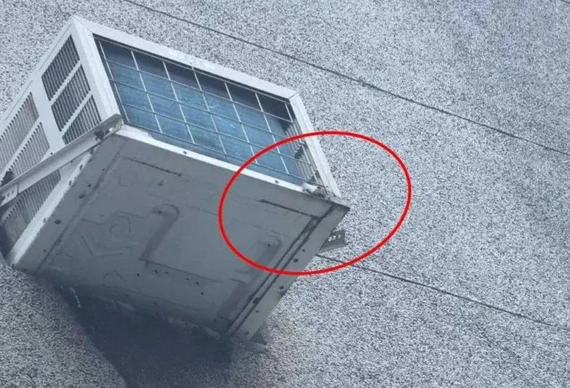 窗型冷氣若沒接冷凝水引流管，水往外亂滴會發出噪音，還會影響環境衛生。（圖／台北市環保局提供）