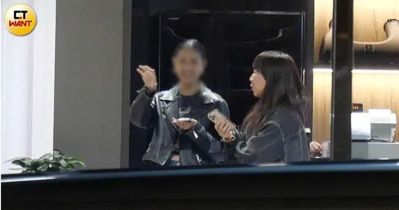 女伴與另一名友人聊到眉開眼笑還比手畫腳,感覺很自在。(圖/CTWant)