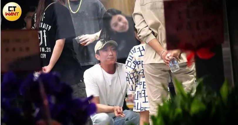 懷秋跟王陽明的女兒聊天,女伴陪聊眼神很有愛,看得出完全打進懷秋的生活圈。(圖/CTWant)