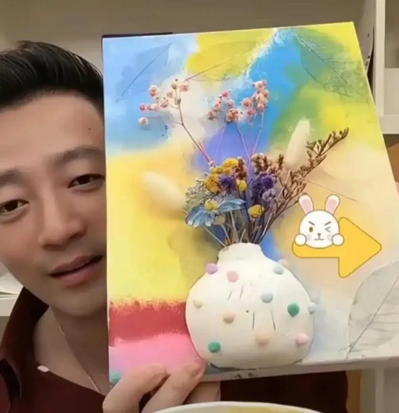 大S女兒玥兒送給馬筱梅手做花瓶畫，作為母親節禮物。（圖／擷取自微博）
