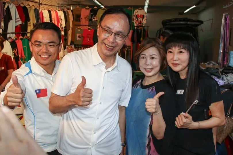 國民黨立委洪孟楷發圖文，證明與黨主席朱立倫在林口市場掃街的情形，駁斥親綠媒體放大報導一位民眾對他嗆聲的情形。（圖／取自洪孟楷臉書）