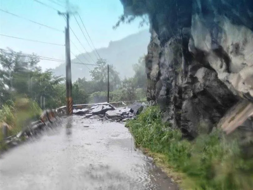 南投縣投89線力行產業道路15.8公里和18.5公里處傳出土石泥流災情。（圖／翻攝畫面）