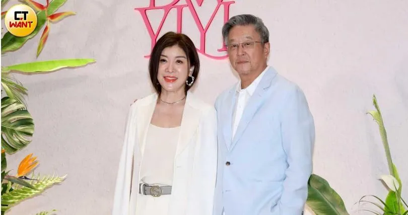 名製作人王偉忠(右)與妻子也參加納豆、依依婚禮,笑稱紅包加很多倍還給新人。(圖/CTWANT)