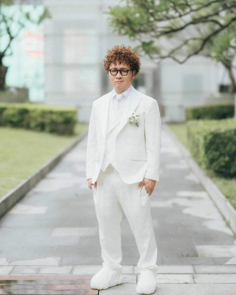 納豆笑稱以前不敢穿全白西裝，怕自己變成「白豬公子」。（圖／翻攝自納豆臉書）