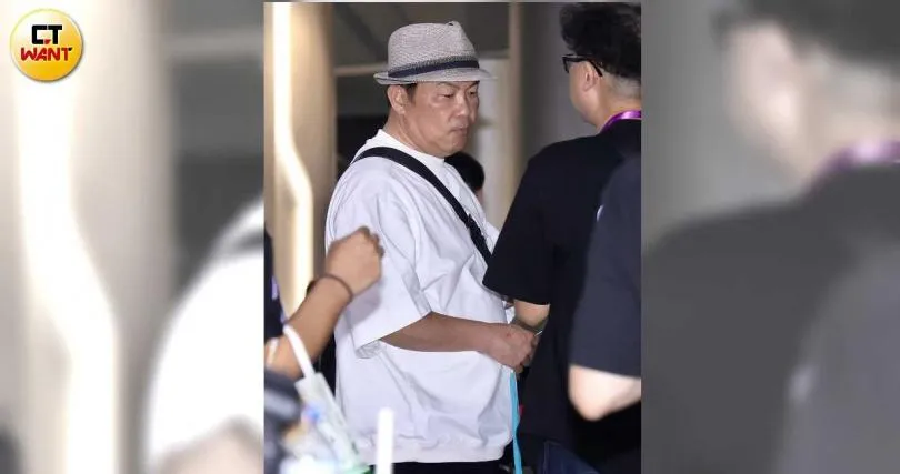 曾國城、吳姍儒一前一後到場。（圖／CTWANT）