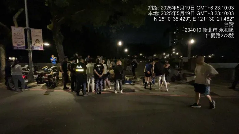 新北市政府動保處5月19日晚間接獲通報，在永和區仁愛公園有多隻狗貓連同籠具疑似遭棄置。（圖／新北市動保處提供）