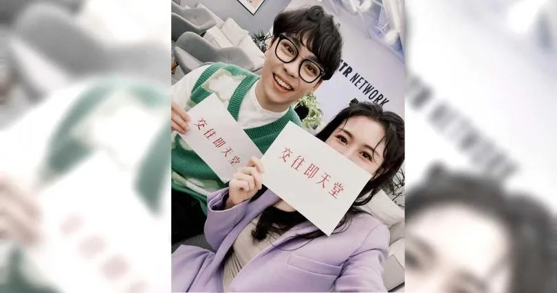 Albee曾在社群平台曬出與賀瓏的合照，只見2人手持寫著「交往即天堂」的字卡，字裡行間透露著曖昧氣息。（圖／擷取Albee 范乙霏 臉書）