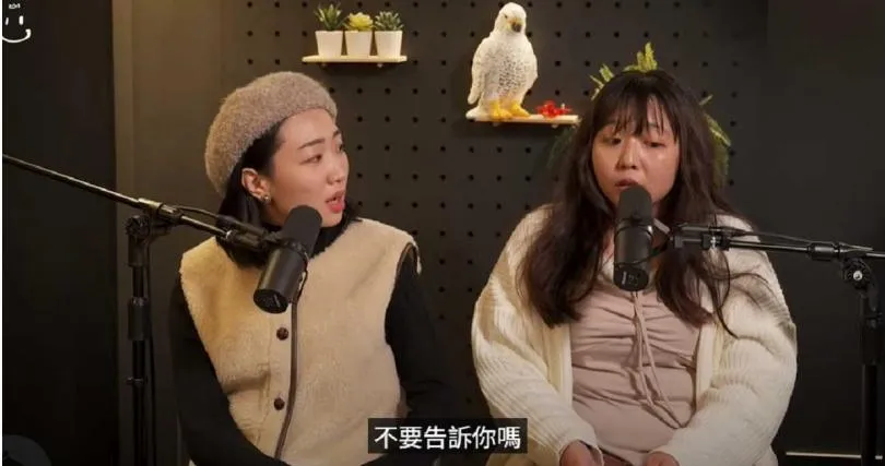 天殘（右）希望好友如果發現男友劈腿別告訴她。（圖／翻攝YouTube 曾博恩）