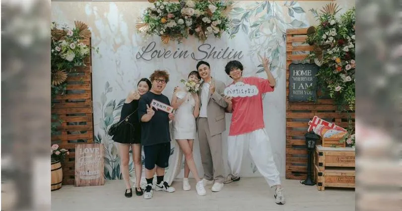 黃鐙輝（右1）和納豆（左2）、依依見證曾子余（右2）和Grace的終身大事。（圖／TVBS提供）