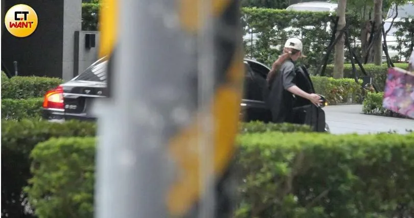奇妙的是K先生過家門而不入，轉往另一處住宅區接送一名神秘女子上車。（圖／CTWANT）