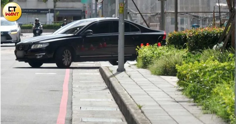 約下午3點19分，黑色轎車再次前往林穎樂住處駛出，前往公館接送女方。（圖／CTWANT）