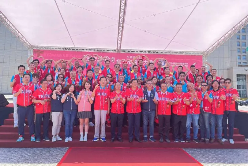 房市歷經將近300天冷市，在景氣寒冬之際，依舊舉行每年一度的捐血公益活動，多名房仲大老亦共同出席。（圖／不動仲介公會全聯會提供）