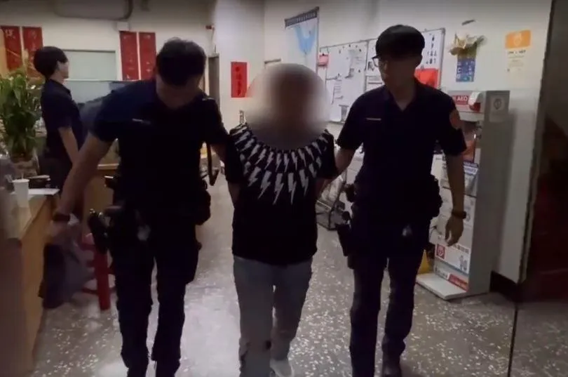 警方抵達後，仍可見鍾男氣焰囂張，立即將其壓制上銬逮捕。（圖／警方提供）