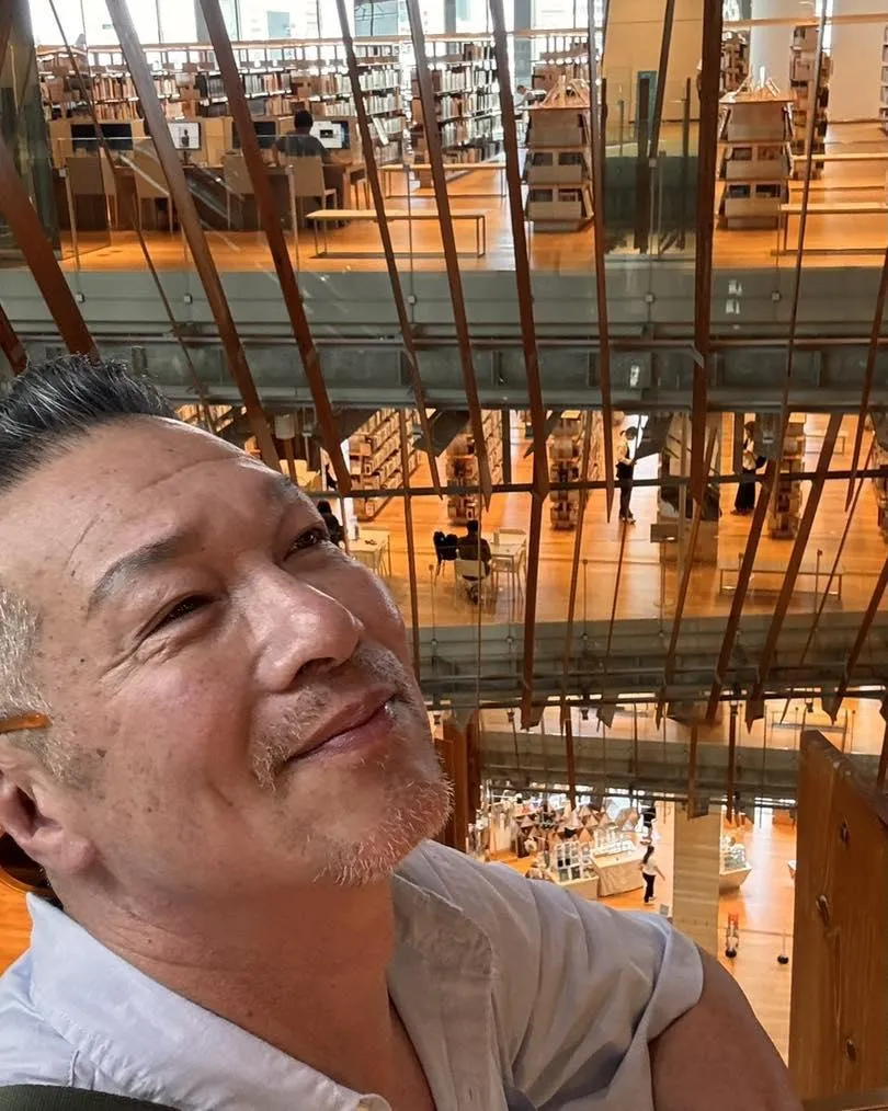 黃仲崑透露父親當年因帕金森氏症過世，而自己在拿到敬老卡後，經檢查竟被診斷出同樣的症狀。（圖／翻攝黃仲崑 臉書）