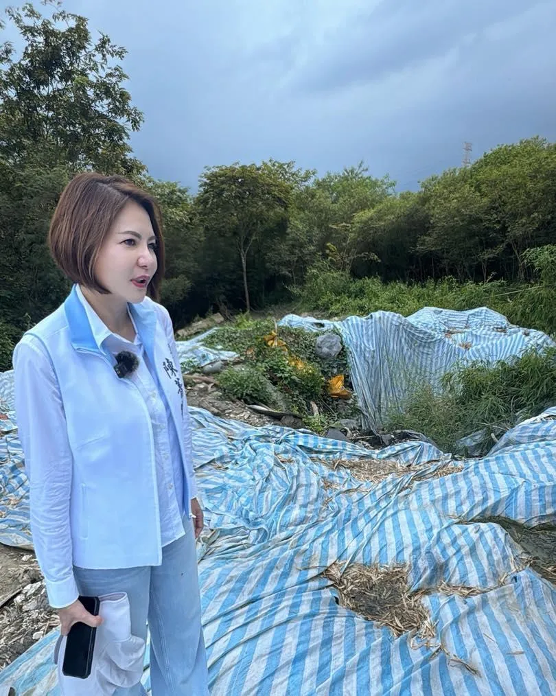 高雄旗山馬頭山自然生態保育區遭非法棄置廢棄物,陳菁徽前往會勘。(圖/翻攝陳菁徽臉書)