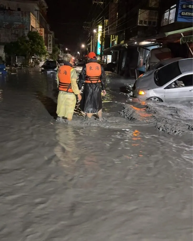 堰塞湖溢流造成光復市區嚴重洪災。(圖/胡仁順-花蓮縣議員臉書)