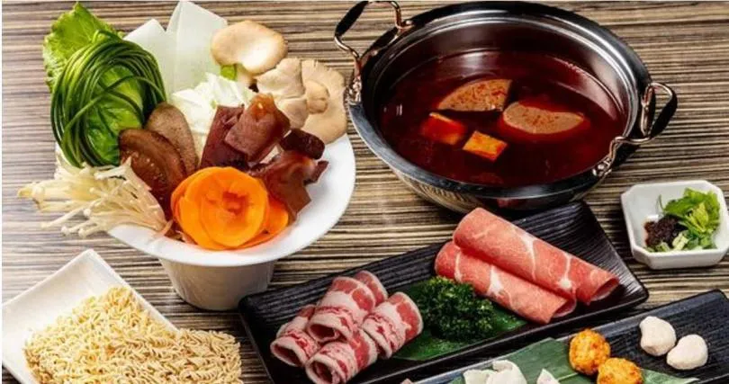 「麻神麻辣火鍋」以管家式桌邊服務與每日現熬湯頭聞名，長年深受明星與老饕喜愛。（圖／取自麻神麻辣火鍋臉書）