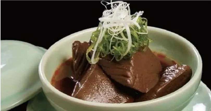 「麻神麻辣火鍋」鎮店招牌「果凍鴨血」口感Q彈滑嫩，被許多饕客譽為必點料理。（圖／取自麻神麻辣火鍋臉書）