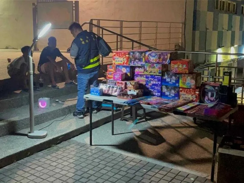 台南市環保局組成中秋環保稽查小組,3日晚間已對違規施放煙火的民眾開出2張3000元罰單。(圖/台南市環保局提供)