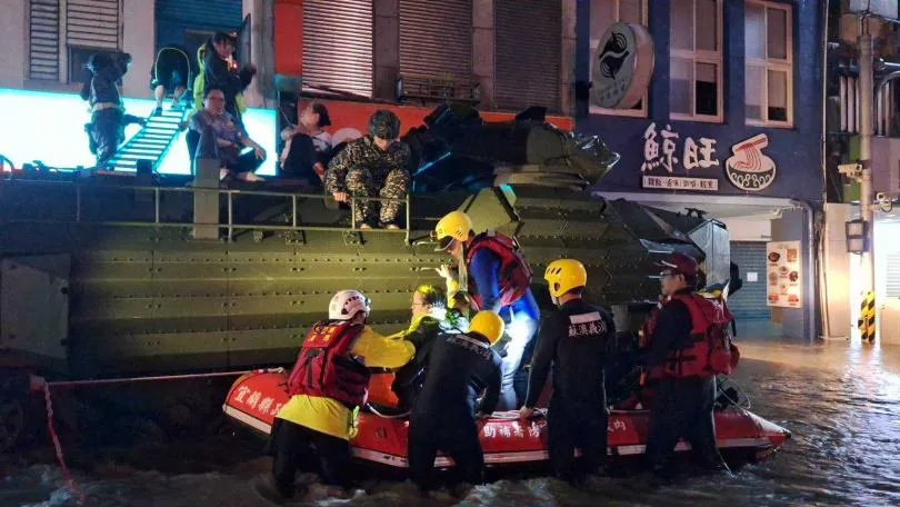 AAV7軍用兩棲車搭配鋁梯以及橡皮艇,協助受困二樓的民眾脫困。(圖/蘇澳鎮公所)