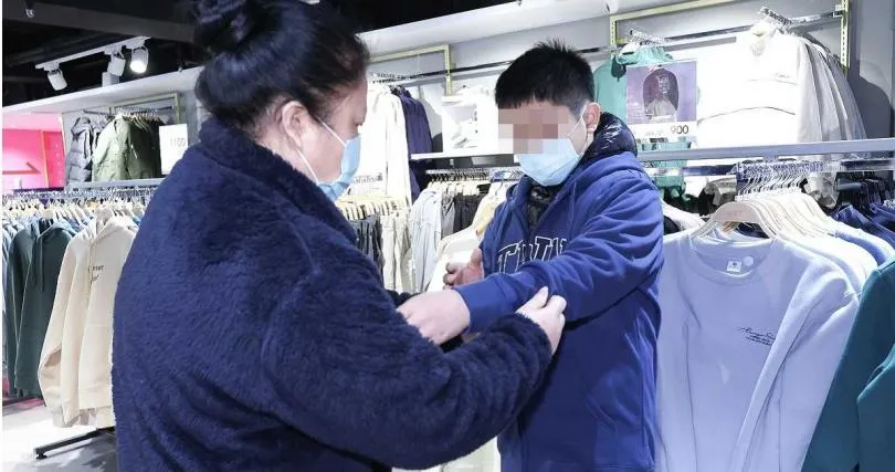 NET封館給家扶基金會兒童挑新衣。(圖/報系資料照)