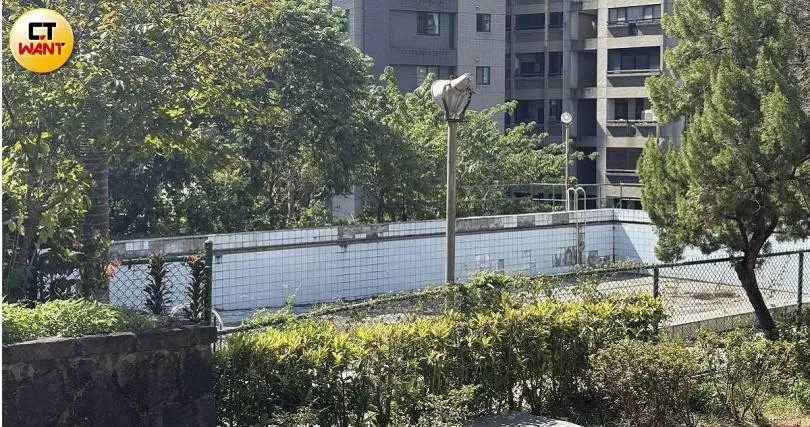 台北地方法院民事庭判決金石山莊內的游泳池土地為張氏姊妹主張所有。（圖／CTWANT）