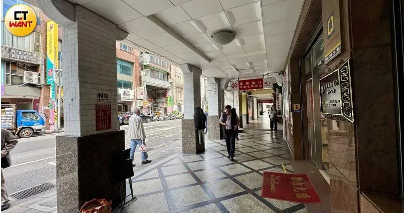 北市文化局第159次審議會上,委員們考量到華南銀行城內分行建物保留不少細節如騎樓牛腿(照片右上方華南銀看板左右兩側)等,決議登錄為歷史建築。(圖/CTWANT方萬民攝影)